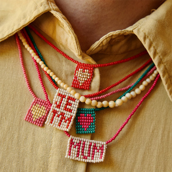 Collar Cuentas Rojas Corazón Dorado