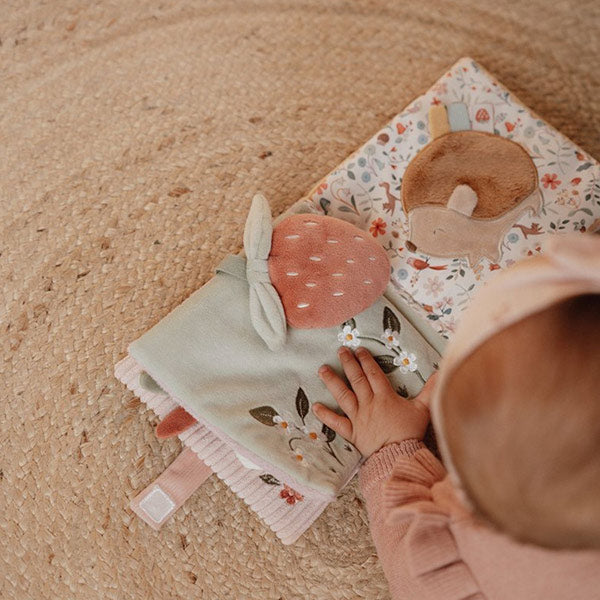 Libro Blandito De Actividades Fairy Garden Little Dutch