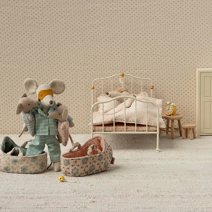 Bebé Ratón En Capazo Rosa Maileg