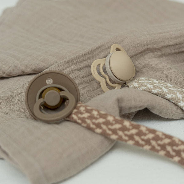 Chupetero BIBS Trenzado Dark Oat Vanilla